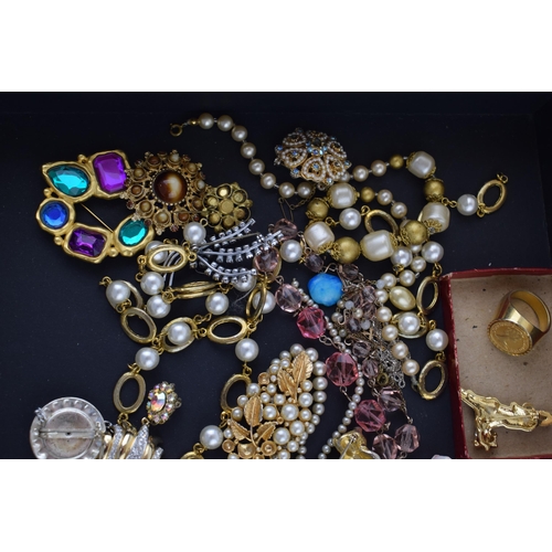 323 - A mixed collection of modern, vintage and antique costume jewellery to include cat brooch and faux s... 