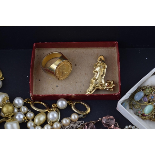 323 - A mixed collection of modern, vintage and antique costume jewellery to include cat brooch and faux s... 