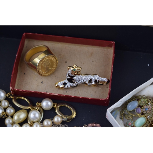 323 - A mixed collection of modern, vintage and antique costume jewellery to include cat brooch and faux s... 