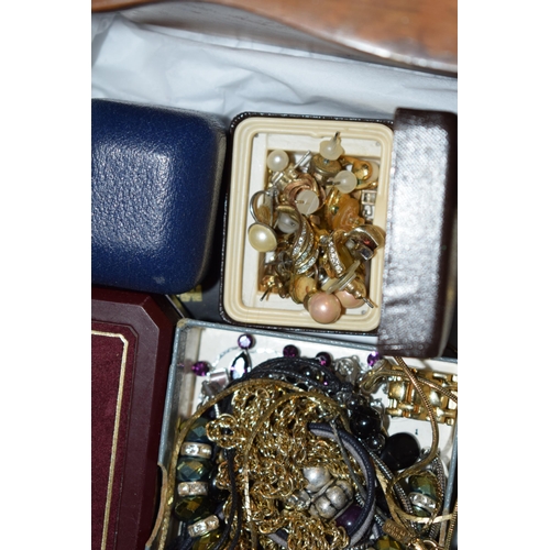 354 - A mixed collection of costume jewellery to include brooches, a silver bangle set with amber or simil... 