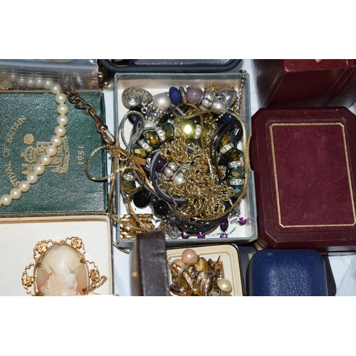 354 - A mixed collection of costume jewellery to include brooches, a silver bangle set with amber or simil... 