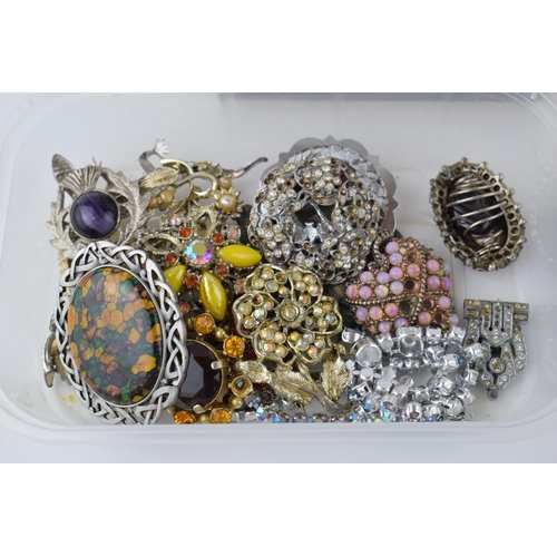 359 - A mixed collection of vintage and modern costume jewellery to include rings, brooches and earrings. ... 