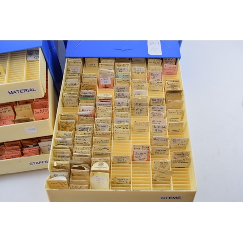 471 - Two plastic trays full of watch stems and staffs for manufacturers such as Kienzle, Citizen, Zenith,... 