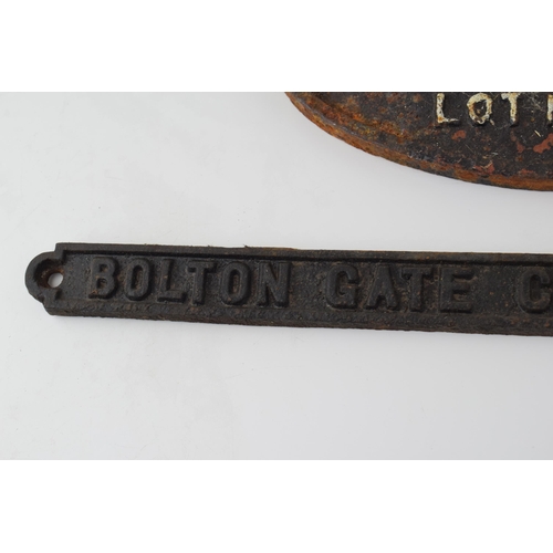 569 - Railway Wagon Works cast iron railway plate 'B928164 42T Chas Roberts 1962' together with another or... 