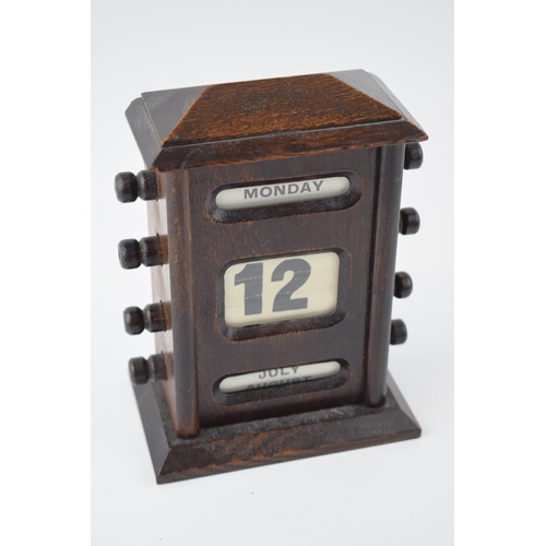 637 - Early 20th century wooden perpetual calendar with scrolls to include days of the week, dates and mon... 