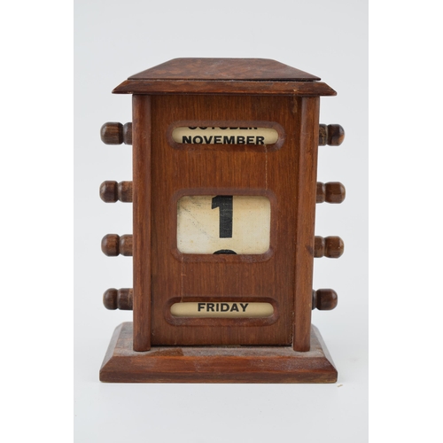 638 - Vintage perpetual calendar with scrolling days, months and dates, in working order, 16.5cm tall.