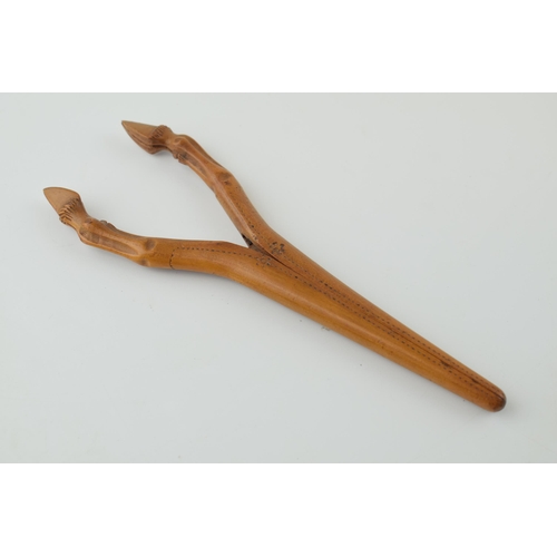 668 - Wooden glove stretches with deer hoof finials, vintage style, 18cm long.