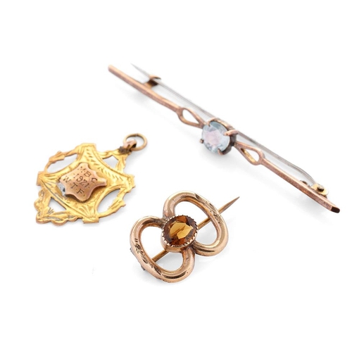 339 - A collection of antique jewellery items to include 9ct gold bar brooch, a yellow coloured metal broo... 