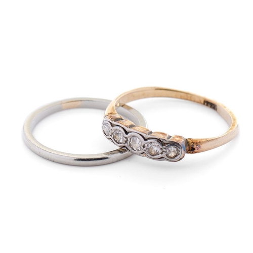 346 - An 18ct white gold wedding band (ring size J 1/2) together with an 18ct yellow gold ring set with fi... 