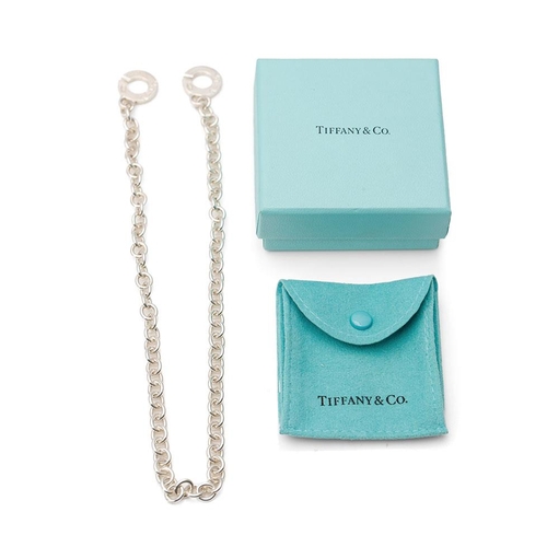 365 - Boxed Tiffany & Co sterling silver chain / necklace with interlocking catch, 44.6 grams, 43.5cm long... 