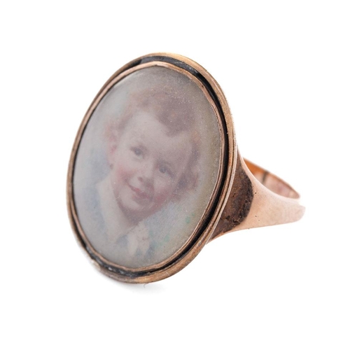 383 - A Georgian or later yellow metal (tests as 9ct gold - rose) mourning ring with a miniature under gla...