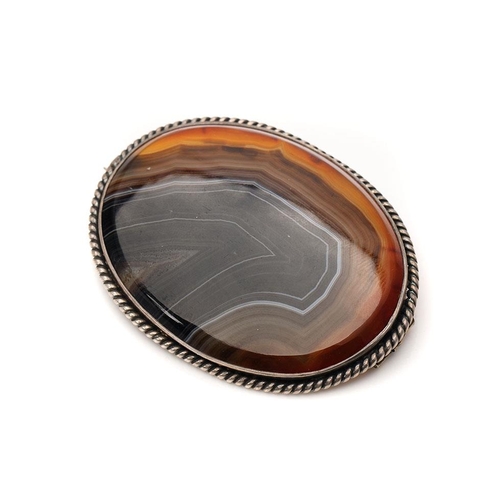 400 - Victorian silver agate brooch with silver rope border, 6cm diameter.