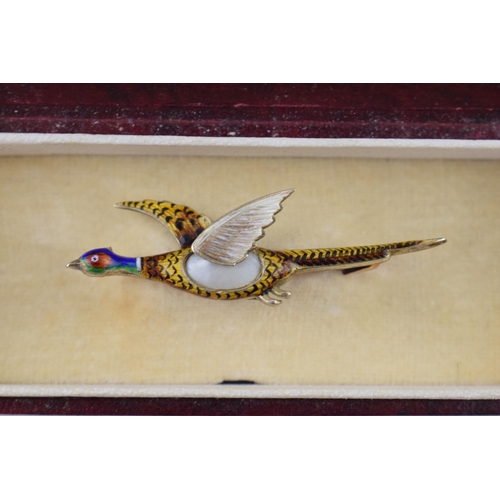 387 - 9ct gold brooch in the form of a pheasant, with superb enamelled decoration, base metal pin, 3.5 gra... 