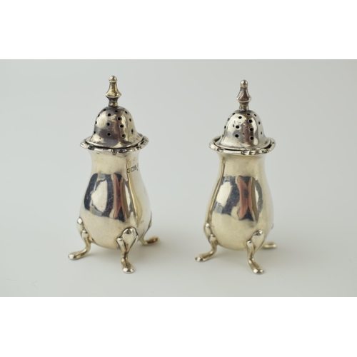 276 - A pair of silver pepper pots, Sheffield 1911, 58.2 grams (2).