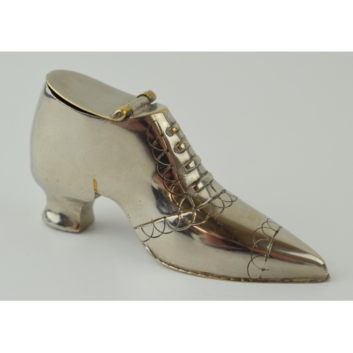 287 - A novelty silver plated vesta case in the form of a shoe, dated 1910, 7cm long.