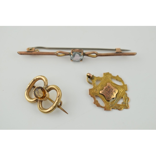 339 - A collection of antique jewellery items to include 9ct gold bar brooch, a yellow coloured metal broo... 