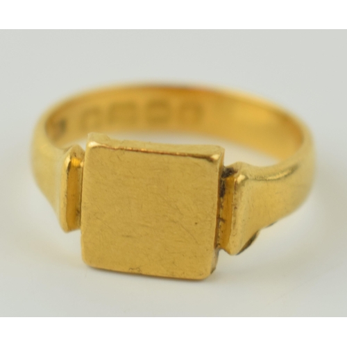 343 - 22ct yellow gold gentleman's signet ring. Size Q. 6.7 grams