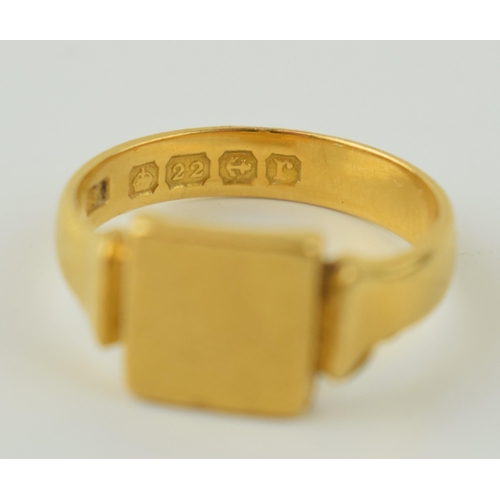 343 - 22ct yellow gold gentleman's signet ring. Size Q. 6.7 grams