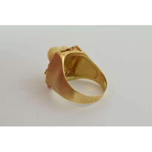 344 - 14ct yellow gold ring with oak leaf design and rose gold acorn set with two deers teeth. Of hunting ... 