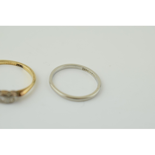 346 - An 18ct white gold wedding band (ring size J 1/2) together with an 18ct yellow gold ring set with fi... 