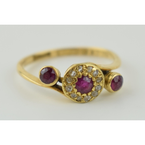 384 - 18ct yellow gold ring, Art Deco style, set rubies and diamonds, with central ruby, with diamond bord... 