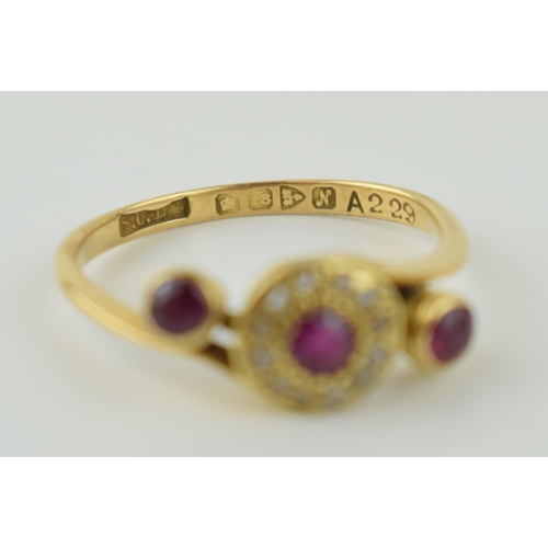 384 - 18ct yellow gold ring, Art Deco style, set rubies and diamonds, with central ruby, with diamond bord... 