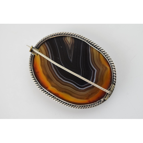 400 - Victorian silver agate brooch with silver rope border, 6cm diameter.