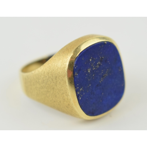 402 - 14ct yellow gold, stamped 585, with textured shoulders, set lapis lazuli, size T, 6.0g.