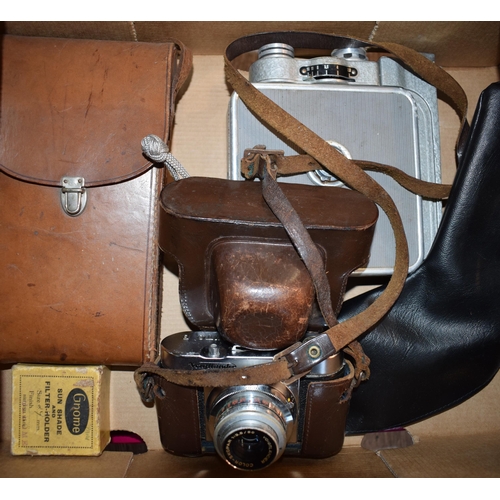 189 - A mixed collection of vintage cameras to include a Voigtlander in original leather case. (Qty)