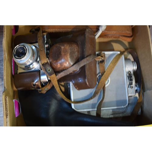 189 - A mixed collection of vintage cameras to include a Voigtlander in original leather case. (Qty)
