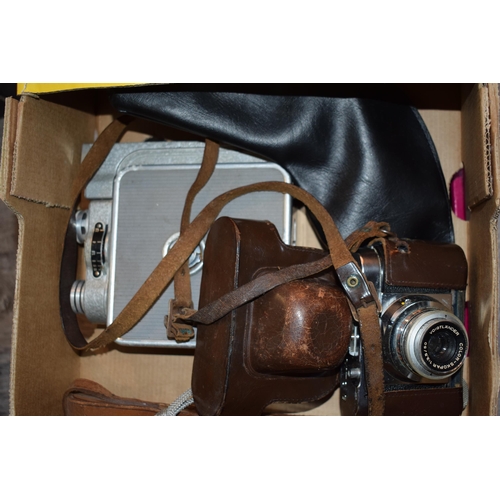 189 - A mixed collection of vintage cameras to include a Voigtlander in original leather case. (Qty)