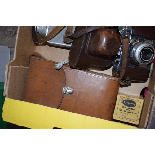 189 - A mixed collection of vintage cameras to include a Voigtlander in original leather case. (Qty)