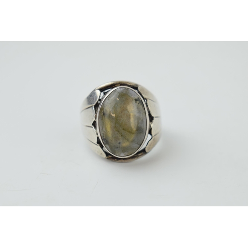 192 - A silver ring with oval moonstone. Ring size R. (Gross weight 10.5 grams).