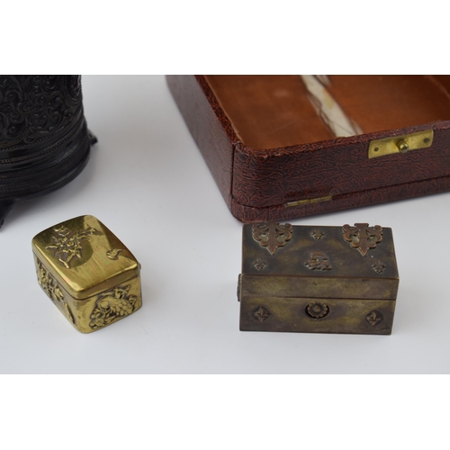 216 - A collection of oriental vintage and antique boxes and containers, in brass and paper mache. Height ... 