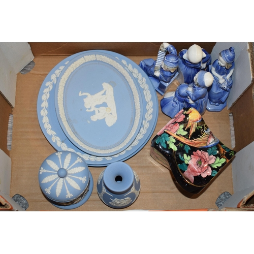 284 - A mixed collection of ceramic items to include Wedgwood Jasperware items and other mixed ceramics. (... 