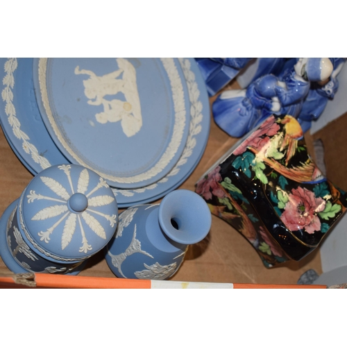 284 - A mixed collection of ceramic items to include Wedgwood Jasperware items and other mixed ceramics. (... 