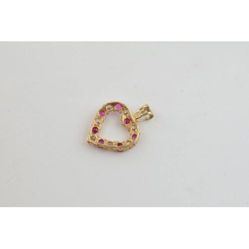 312 - 9ct gold heart shaped pendant, stone set, 1.0 grams.