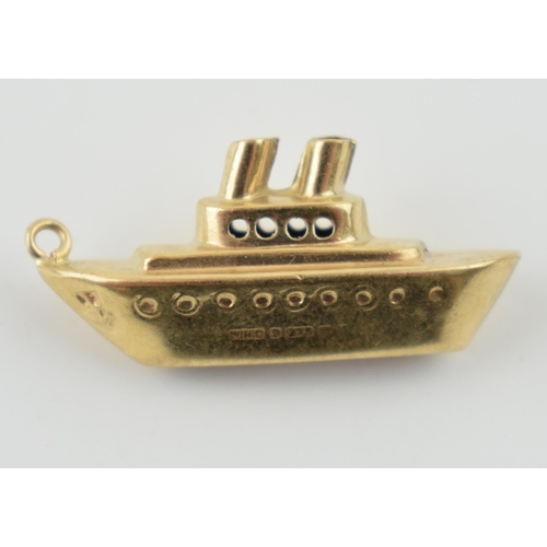 313 - 9ct gold charm in the form of a cruiseliner, 0.9 grams.