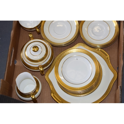 77 - Minton tea ware in the Buckingham pattern to include a sucrier / lidded sugar, 9 cups, 9 saucers, 8 ... 