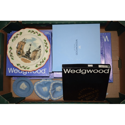 80 - A collection of Wedgwood to include Jasperware, wall plates and other similar pottery (Qty), some bo... 