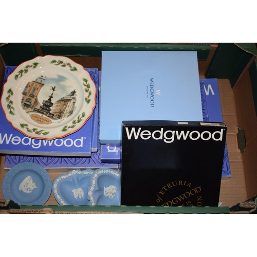 80 - A collection of Wedgwood to include Jasperware, wall plates and other similar pottery (Qty), some bo... 