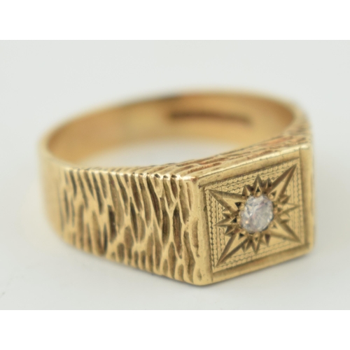 293 - A gentlemans 9ct yellow gold ring. Ring size T. Weight 4.5 grams.