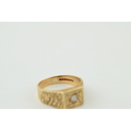 293 - A gentlemans 9ct yellow gold ring. Ring size T. Weight 4.5 grams.