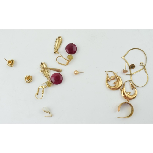 294 - A mixed collection of 9ct gold jewellery items together with an 18ct earring with faux pearl (1 gram... 