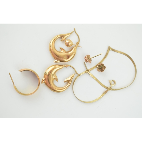 294 - A mixed collection of 9ct gold jewellery items together with an 18ct earring with faux pearl (1 gram... 