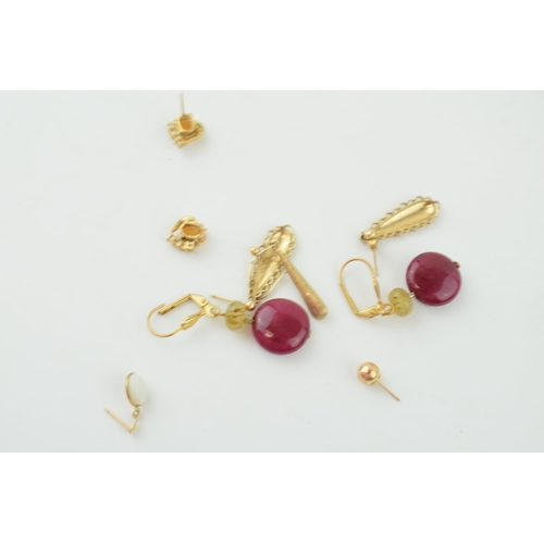 294 - A mixed collection of 9ct gold jewellery items together with an 18ct earring with faux pearl (1 gram... 