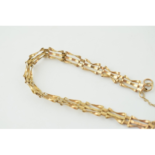 303 - 9ct gold gate bracelet, 3.7 grams.