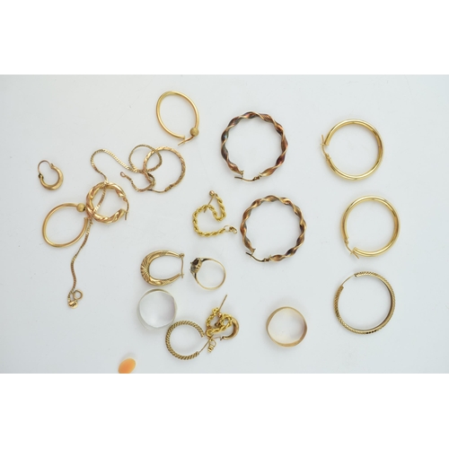 304 - A collection of 9ct gold and yellow coloured metal to include earrings, broken chains and others, to... 