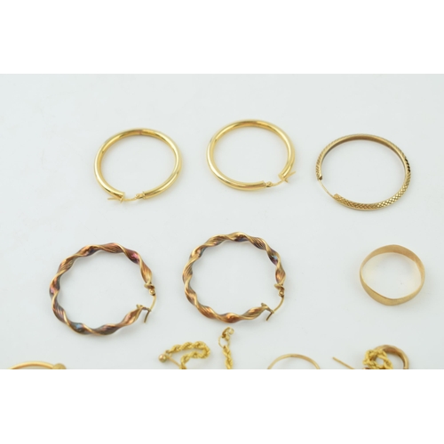 304 - A collection of 9ct gold and yellow coloured metal to include earrings, broken chains and others, to... 