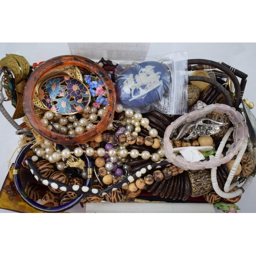 311 - A mixed collection of vintage costume jewellery to include necklaces, brooches, rings and other simi... 